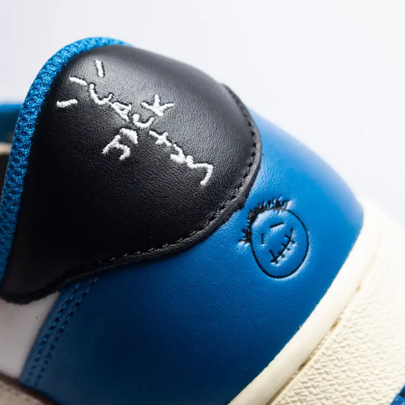 Tênis Air Jordan 1 Low x Travis Scott  Fragment Design